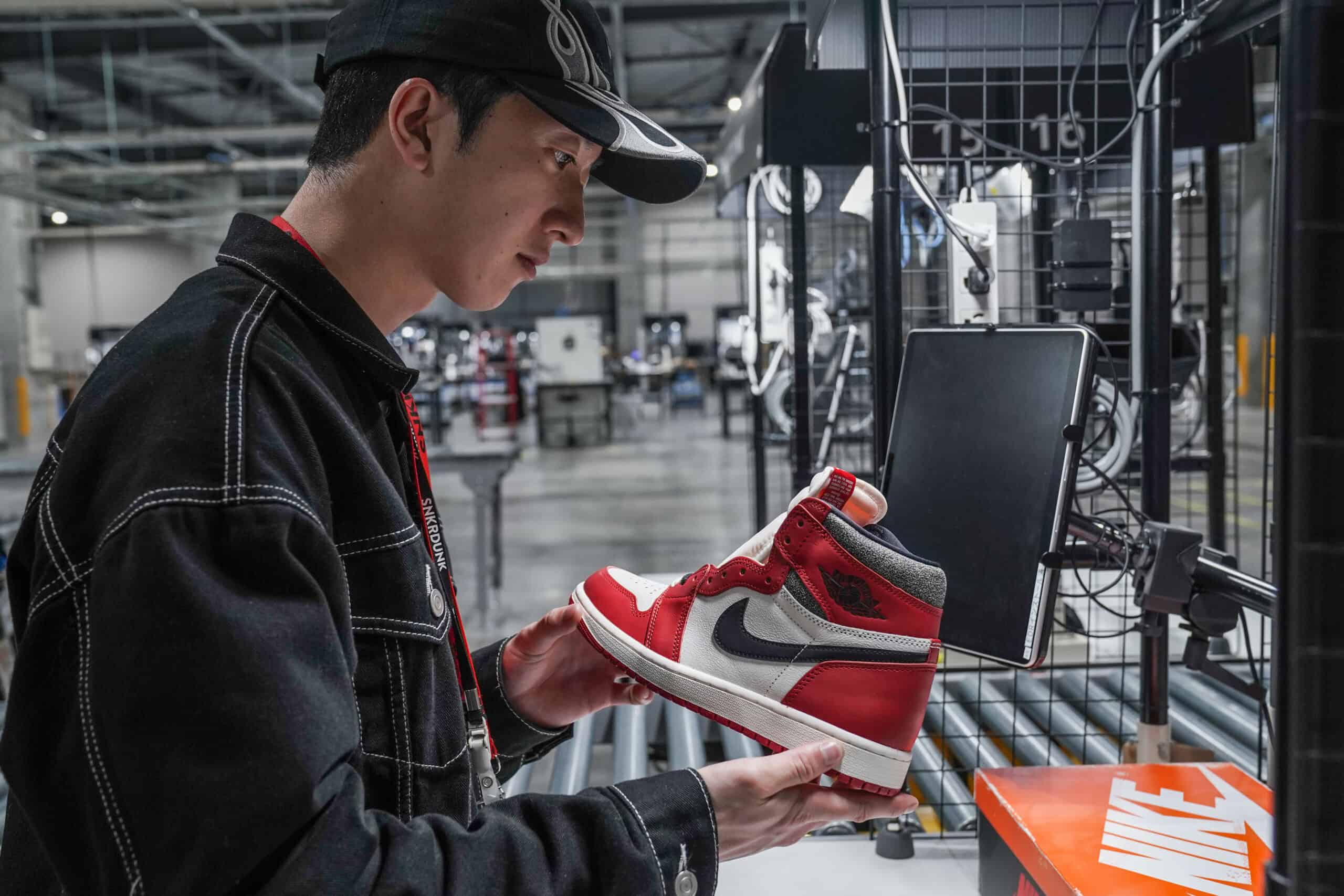 How SNKRDUNK Stays High in a Low Market
